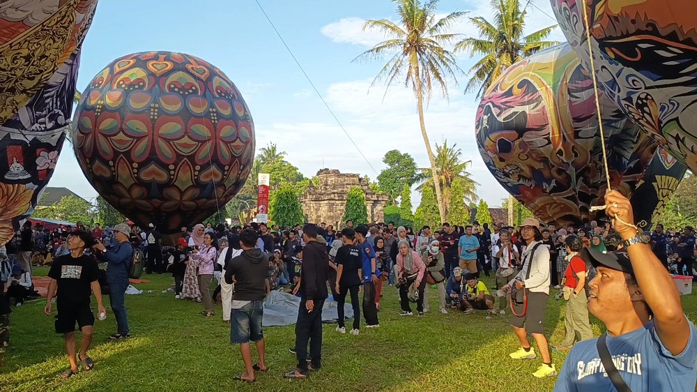 Pengunjung memanfaatkan untuk berfoto di Festival Balon Udara yang digelar di Kawasan Candi Ngawen, Muntilan Kabupaten Magelang, Senin (12/5/2025).