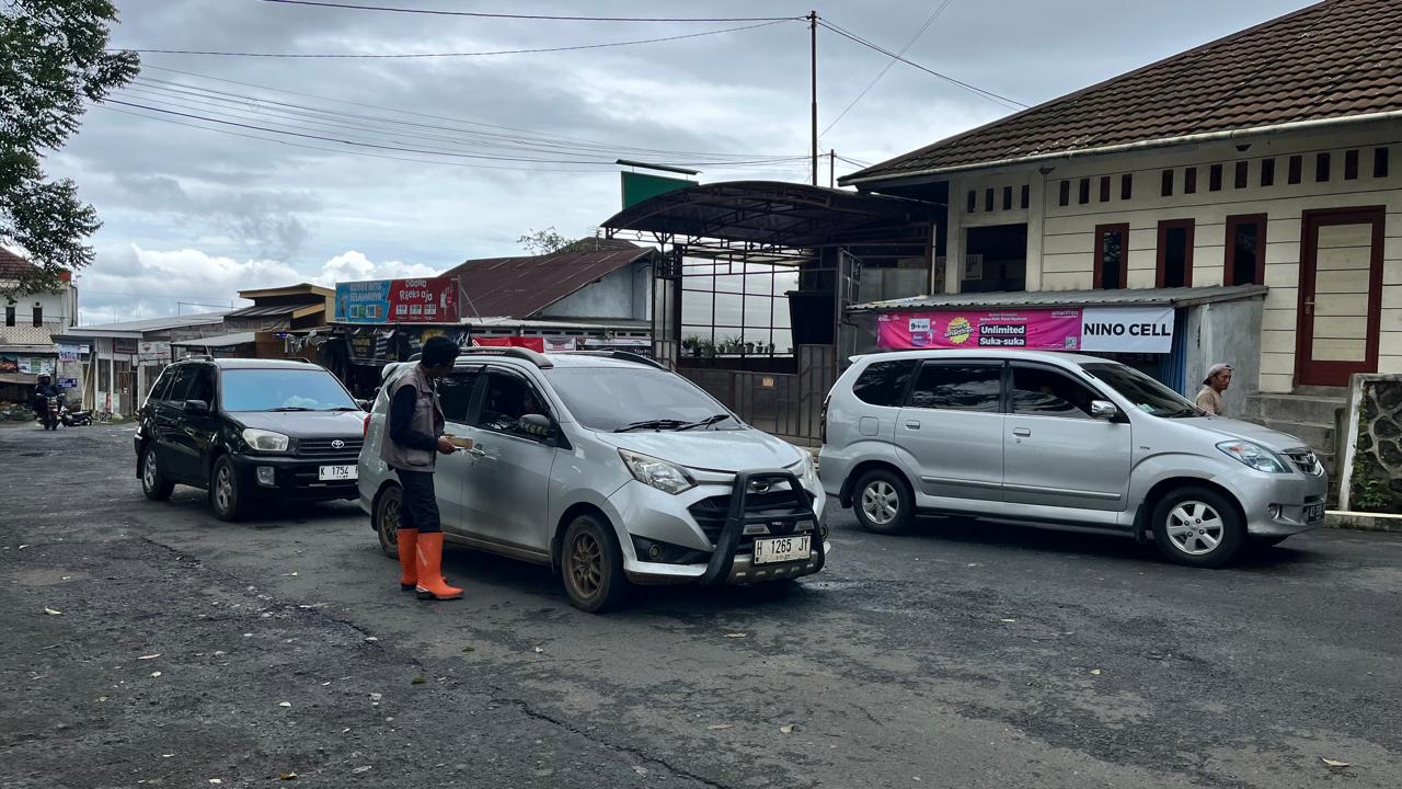 Petugas di pintu tol garung saat melakukan pengecekan karcis bagi pengunjung dan wisatawan yang akan naik ke Dieng. Libur panjang wisatawan menyerbu Dieng.