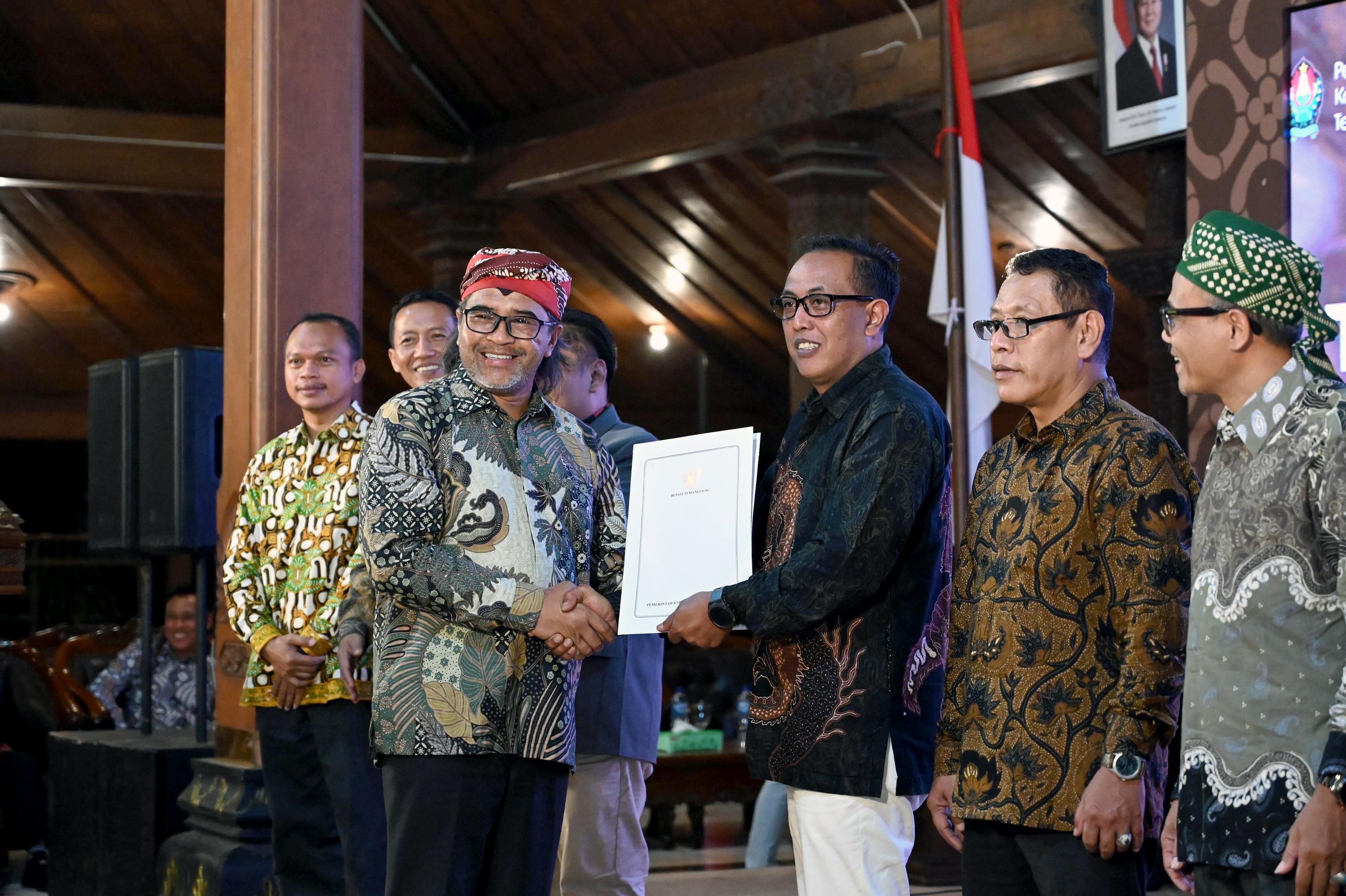 Bupati Temanggung Agus Setyawan saat mengukuhkan anggota Komite Pertembakauan di Pendopo Pengayoman, Minggu (11/5/2025).