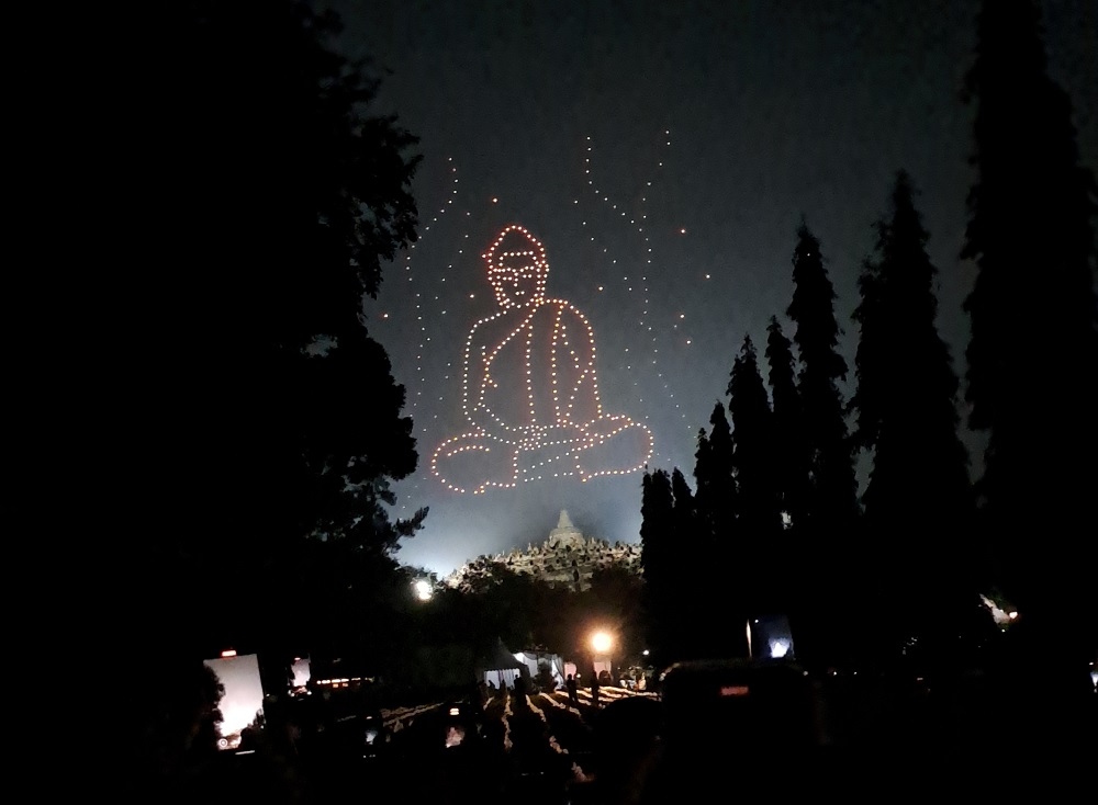 Drone show tampil di langit Candi Borobudur Kabupaten Magelang memvisualisasikan perjalanan pencerahan Sang Buddha, Senin (12/5/2025) malam.