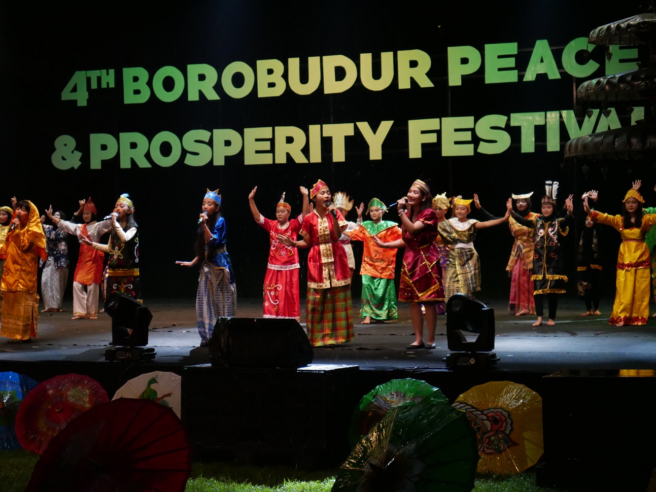 Penampilan paduan suara oleh salah satu sanggar seni di Kabupaten Magelang pada Borobudur Peace & Prosperity Festival (BPF) 2025, di Taman Aksobya, Candi Borobudur, Kabupaten Magelang.