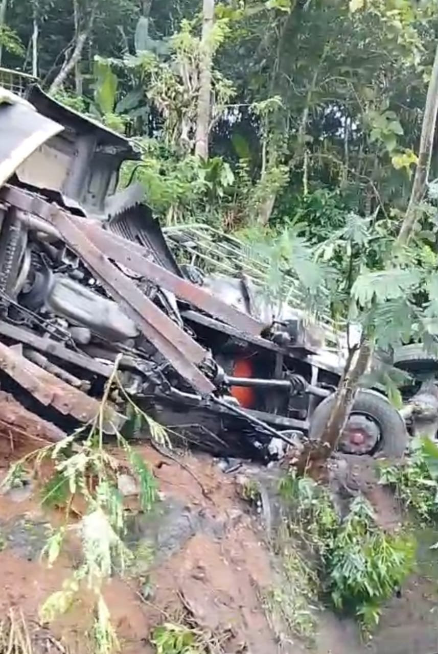 Truk pengangkut semen mengalami rem blong saat melaju dari arah Magelang menuju Purworejo.