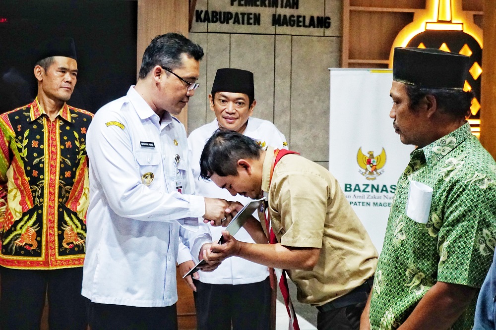 Bupati Magelang Grengseng Pamuji bersama Ketua BAZNAS Kabupaten Magelang M Kholid As