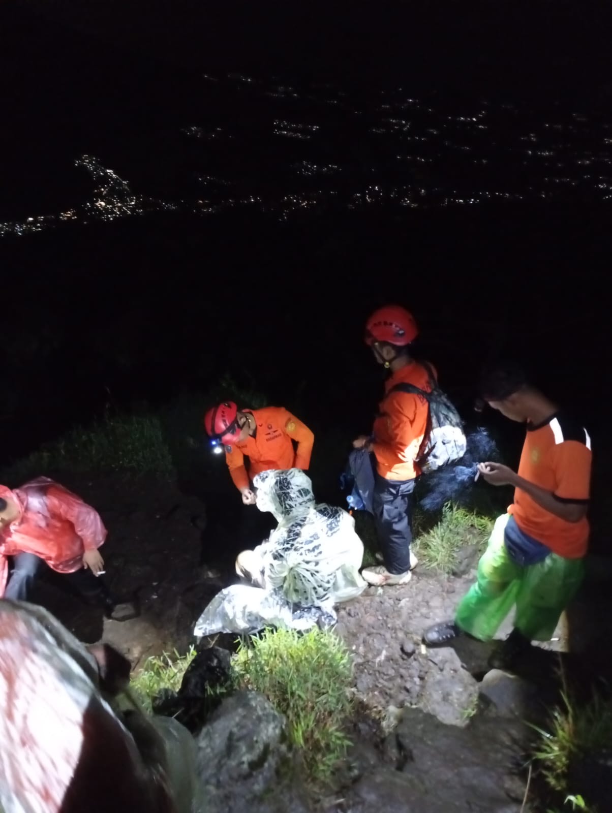 Evakuasi pendaki tektok asal Riau gang terpeleset di Gunung Sindoro via Kledung oleh tim Basarnas Wonosobo.