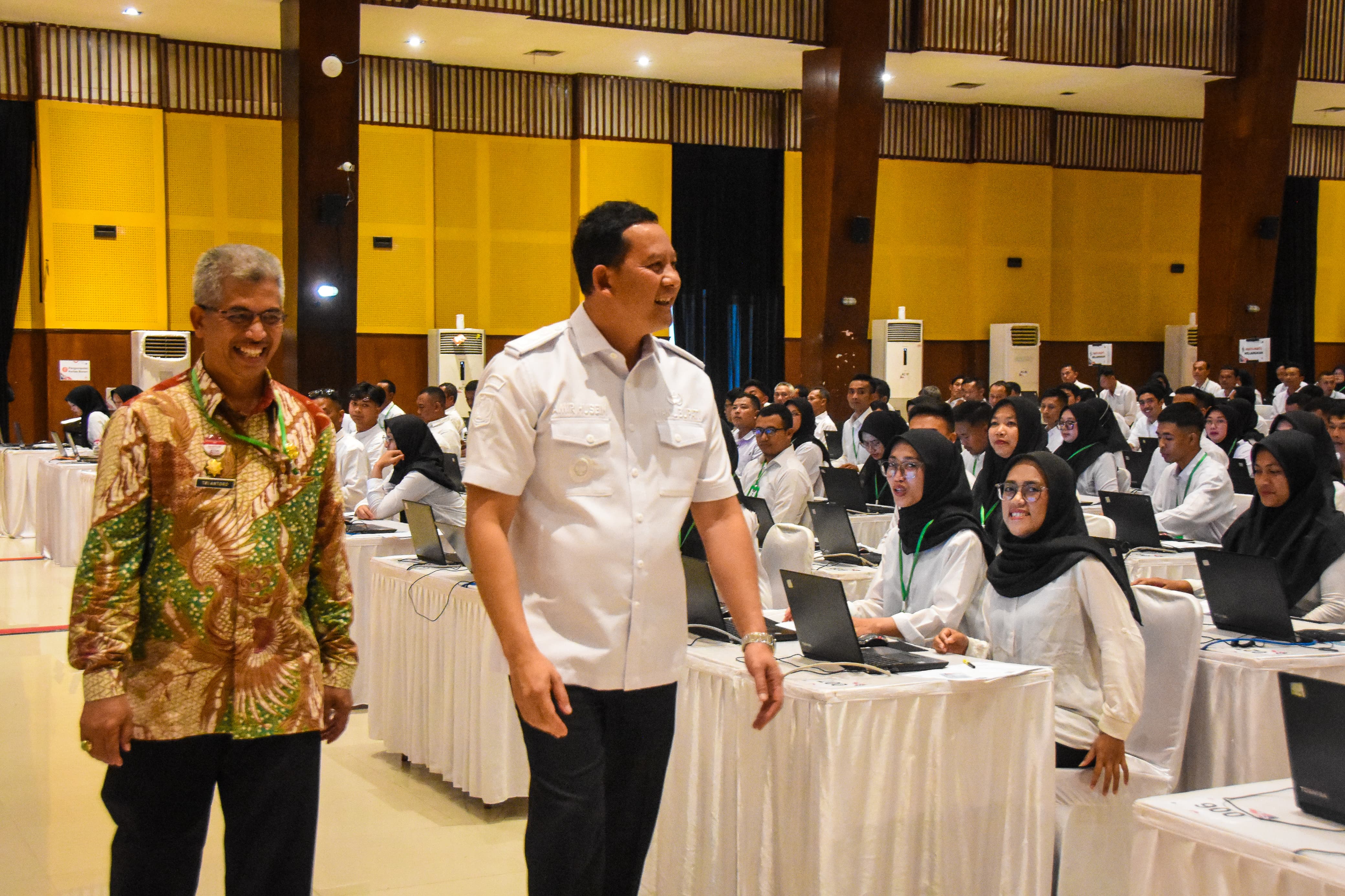 Wakil Bupati Wonosobo Amir Husein didampingi Kepala BKD Tri Antoro meninjau pelaksanaan seleksi PPPK tahap dua di ISI Jogjakarta, Selasa (13/5/2025).