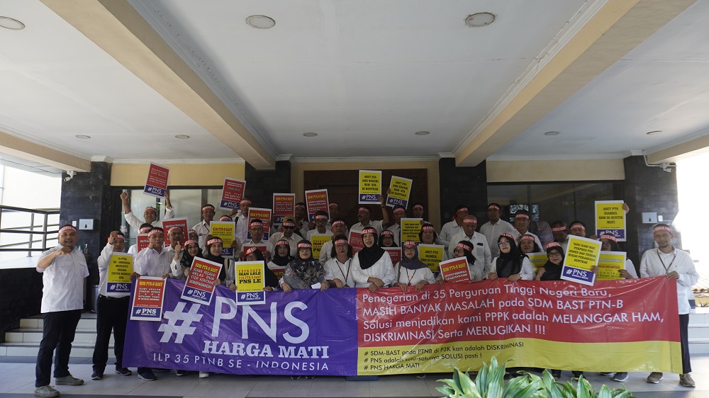 Puluhan dosen Untidar Magelang melakukan aksi damai menuntut diangkat jadi PNS di depan kantor rektorat, Kamis (15/5/2025).