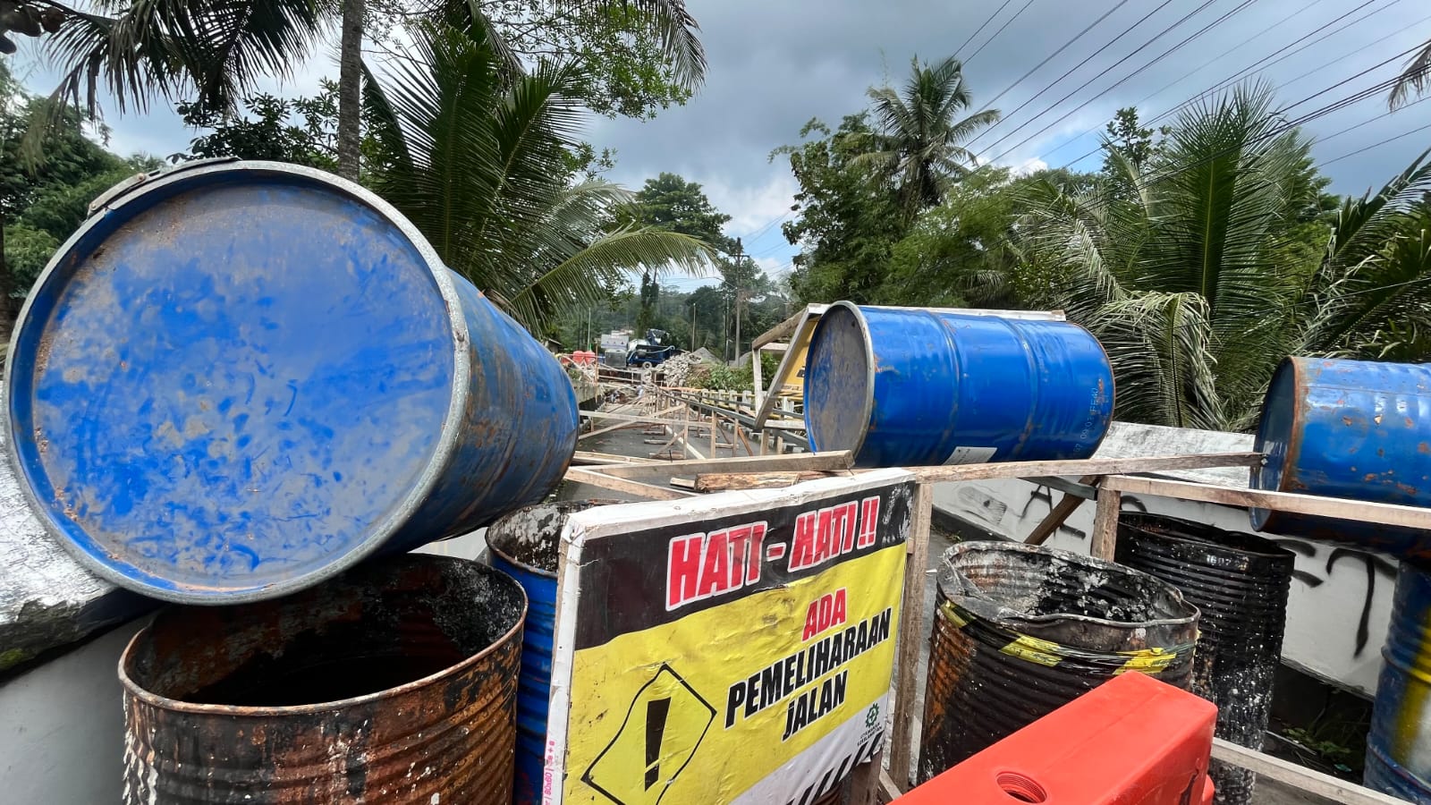Jembatan Sojokerto yang menghubungkan wilayah Selomerto dan Leksono ditarget Juni dapat dilalui.