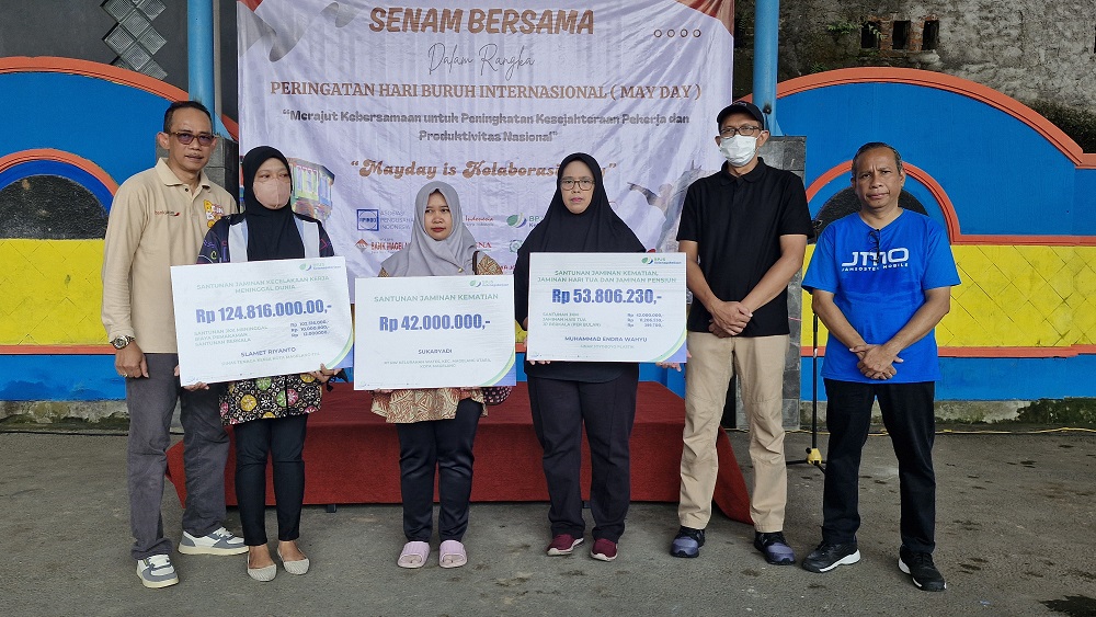 BPJamsostek Cabang Magelang menyerahkan santunan Jaminan Kematian (JKM), Jaminan Kecelakaan Kerja (JKK), Jaminan Hari Tua (JHT), dan Jaminan Pensiun (JP) kepada ahli waris peserta, Jumat (16/5/2025).