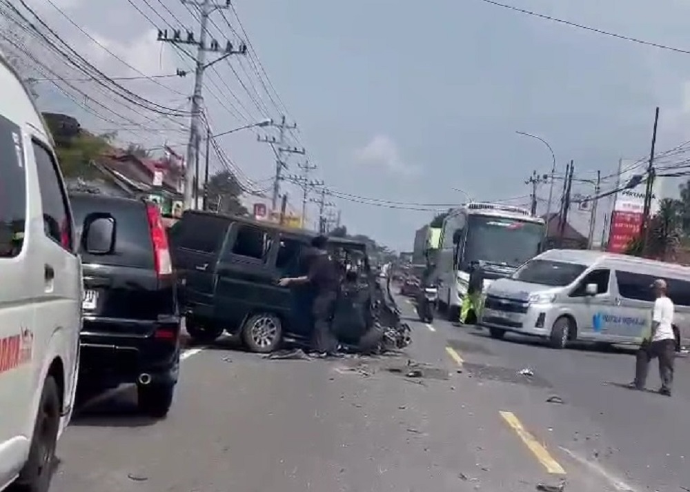 Dua mobil tabrakan adu banteng di depan SPBU Secang, Jumat (16/5/2025).