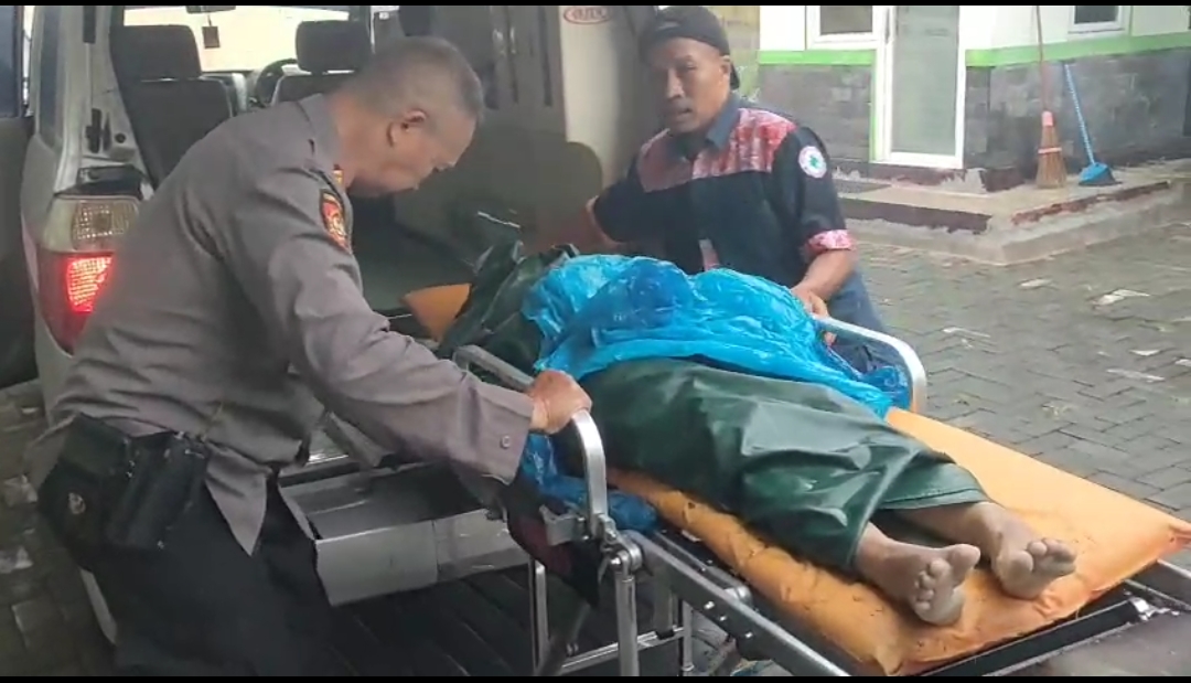 Korban Dartini dan putrinya Bunga Naura dievakuasi ke Puskesmas Kajoran 1