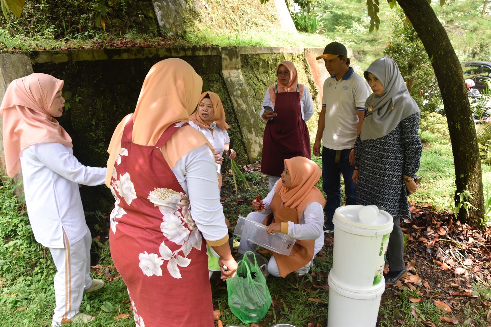 Ibu-ibu DWP Dinas Lingkungan Hidup Wonosobo mengadakan pelatihan pengelolaan sampah rumah tangga.