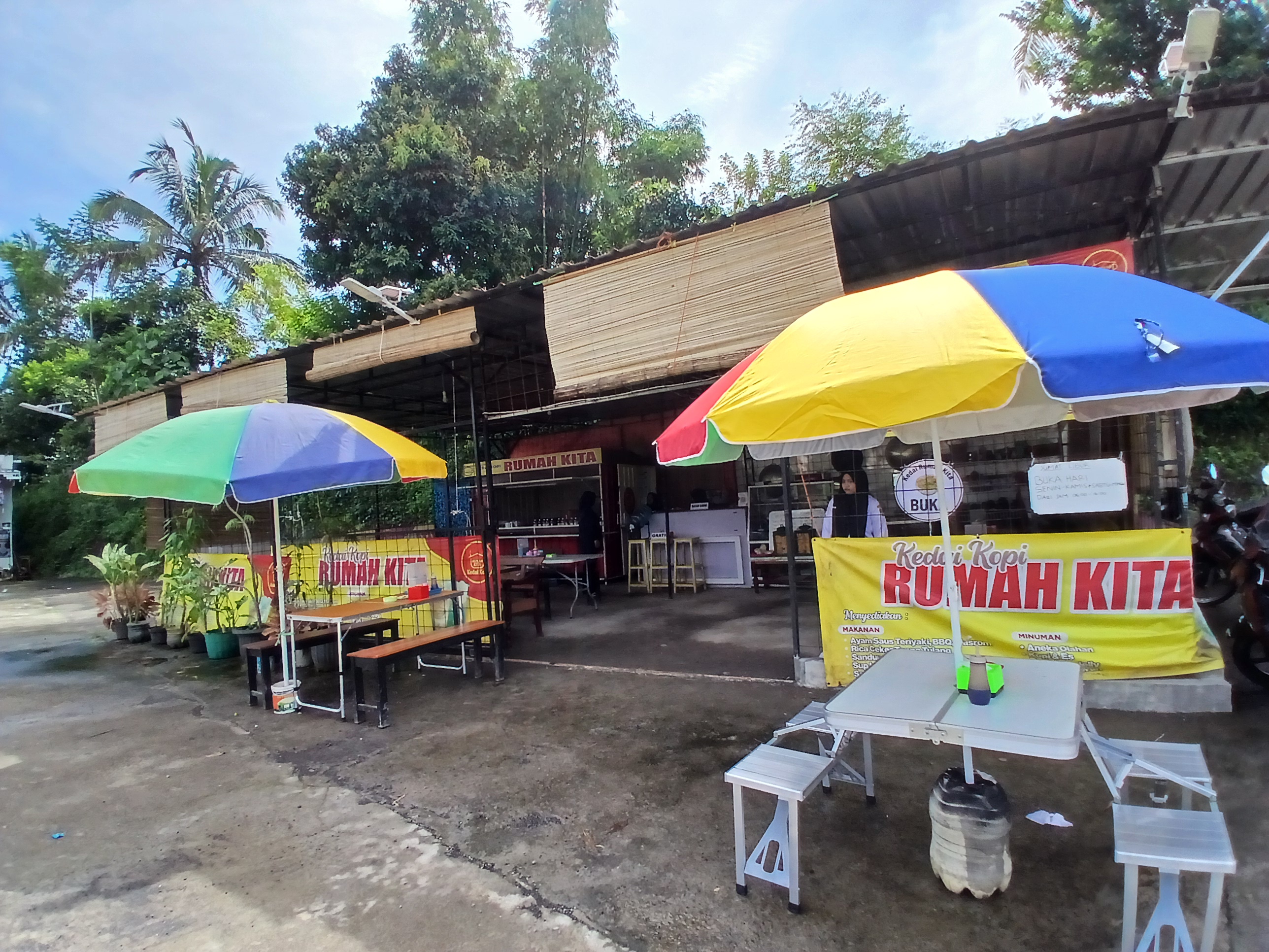 Kedai Rumah Kita berada di Kuwaluhan RT 01 RW 01 Madusari, Kecamatan Secang, Kabupaten Magelang (jalan alternatif Payaman-Temanggung).