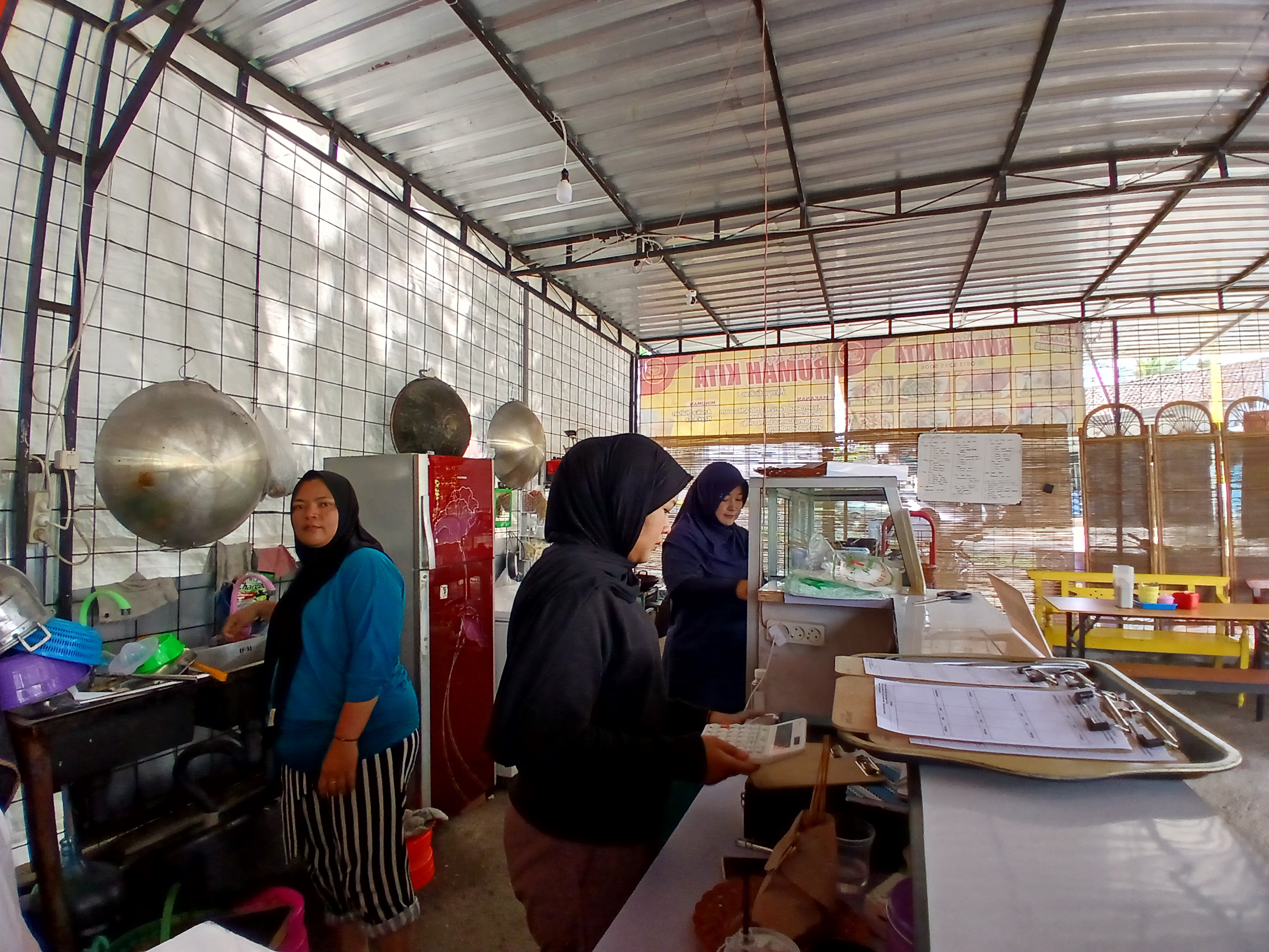 Kedai Rumah Kita buka dari jam 06.00 sampai jam 16.00. Hari Jumat tutup.