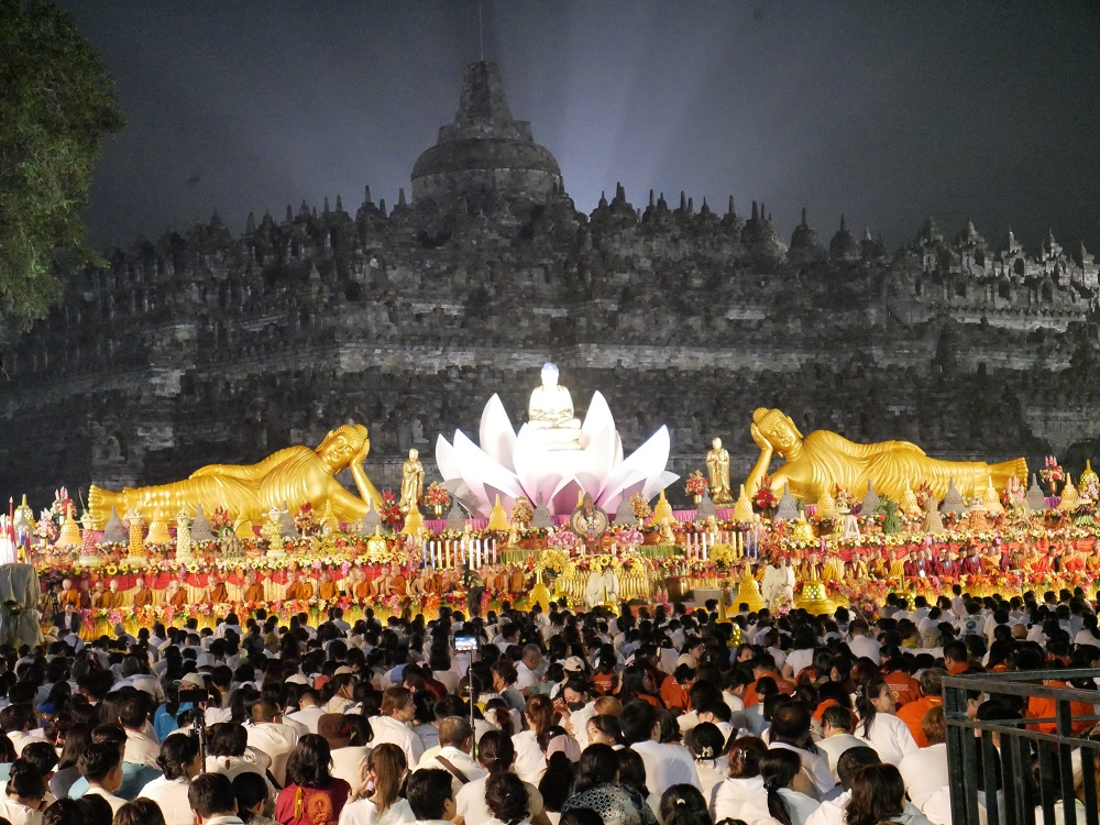 Suasana Candi Borobudur saat&nbsp;detik-detik Waisak 12 Mei 2025 malam.