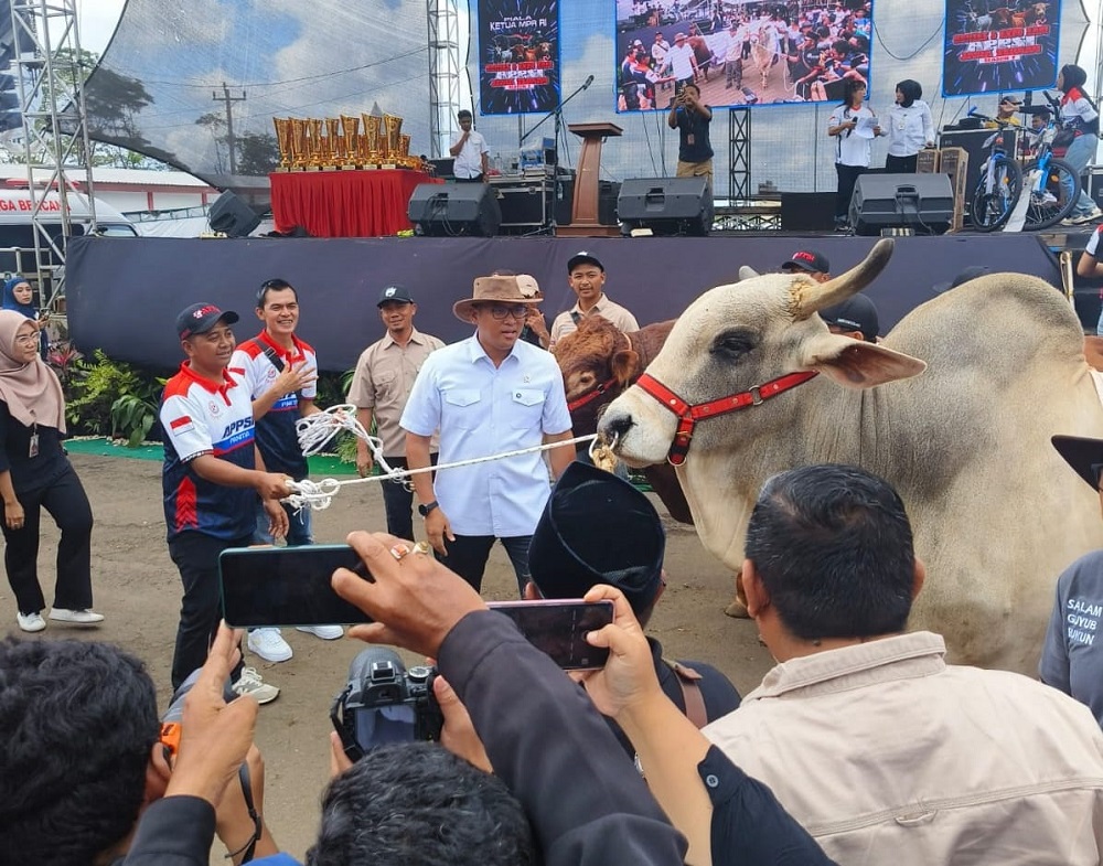Wakil Menteri Pertanian Sudaryono saat hadir  di Kontes Sapi APPSI Jawa Tengah bersama PT Krama Yudha Tiga Berlian Motors beserta dealer PT Bumen Redja Abadi Magelang di Boyolali.