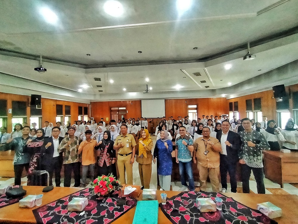 Kepala Disparpora Kabupaten Magelang Mulyanto didampingi Plt Sekretaris Disparpora Kabupaten Magelang Zumrotun N Rini saat membuka resmi rangkaian pemilihan Mas dan Mbak Duta Wisata Kabupaten Magelang