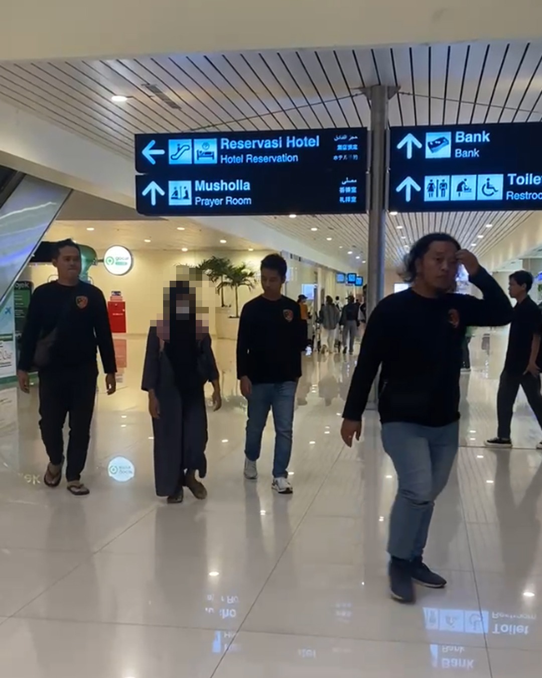 Petugas menjemput siswi SMA di Sapuran yang berada di Katingan Kalimantan Tengah.