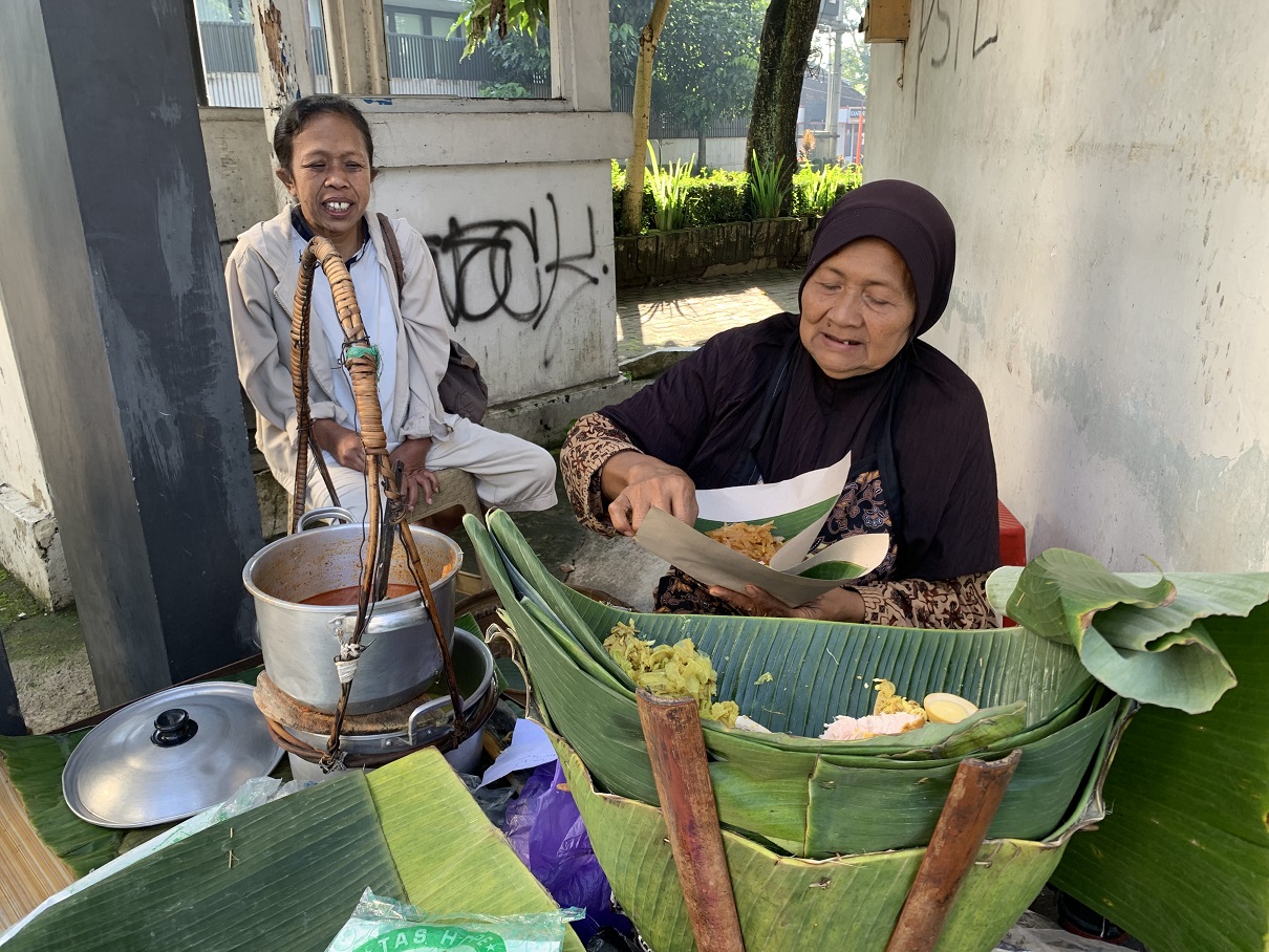 Mbah Yah, menjual nasi liwet setiap hari di Jalan Sayangan, Temanggung.
