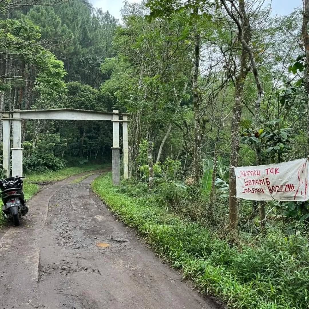 Kondisi jalan rusak di wilayah Tlogopucang, Kandangan, yang menjadi akses utama warga Temanggung dalam aktivitas perekonomian menghubungkan Kabupaten Semarang.
