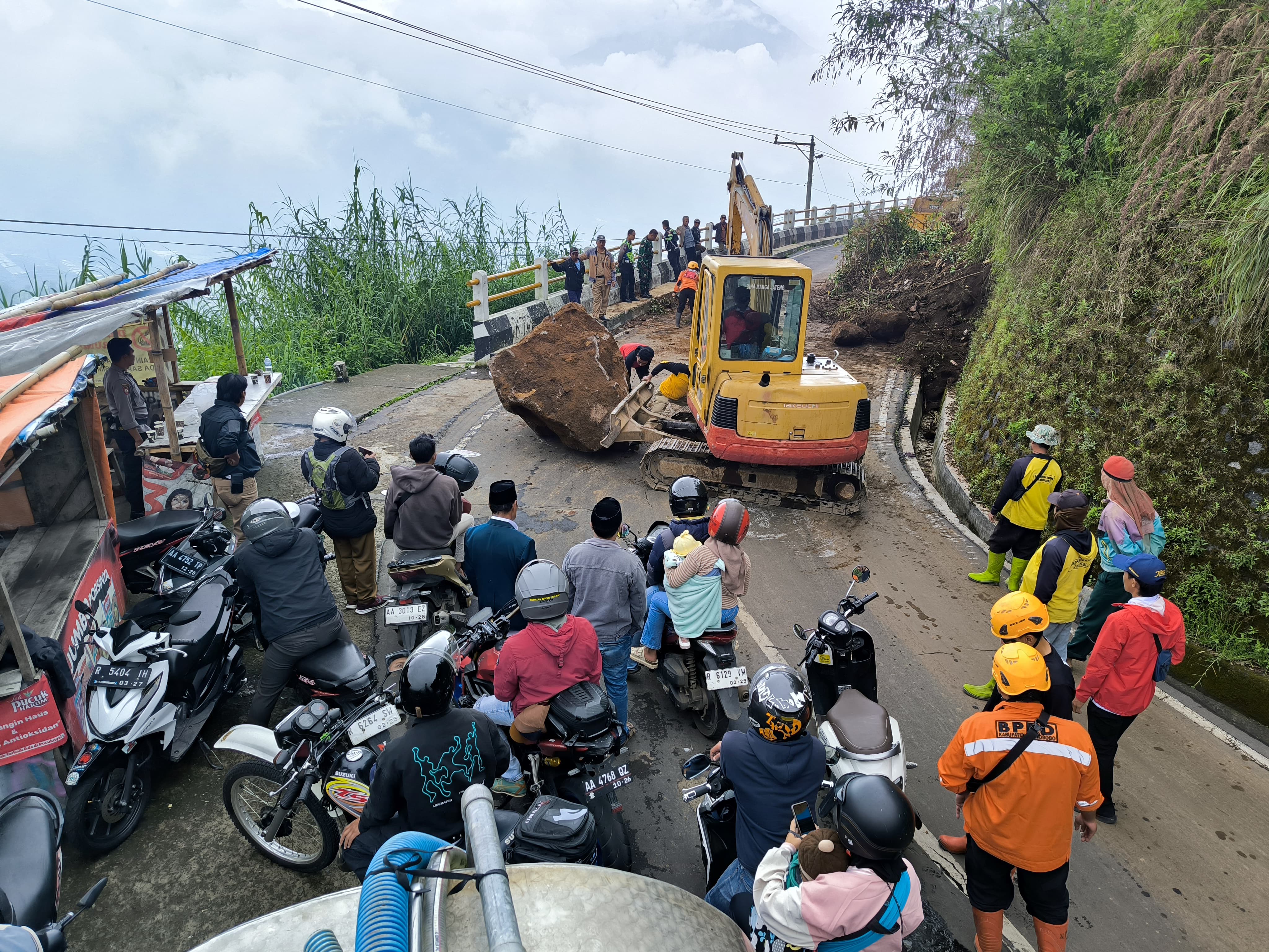 Longsor menutup jalan di jalur Dieng masuk Desa Tieng, Kejajar, Wonosobo di tanjakan 15 persen, Senin (19/5/2025) dini hari.