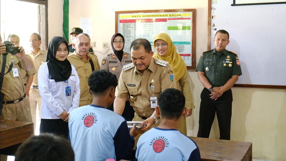 Bupati Semarang Ngesti Nugraha saat tinjauan langsung proses pembagian Makan Bergizi Gratis (MBG) di SMP Negeri 2 Ambarawa.