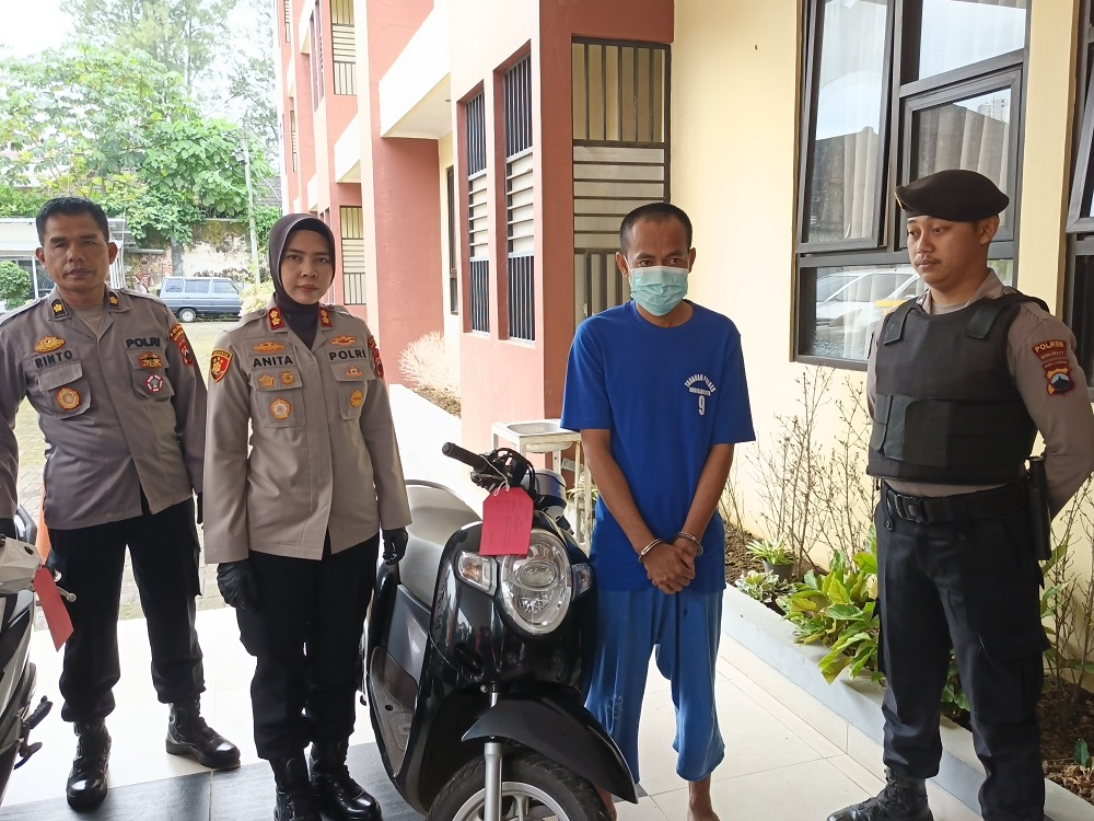 Kapolres Magelang Kota AKBP Anita Indah Setyaningrum saat menginterogasi tersangka pencurian sepeda motor berinisial SR, Selasa (20/5/2025).