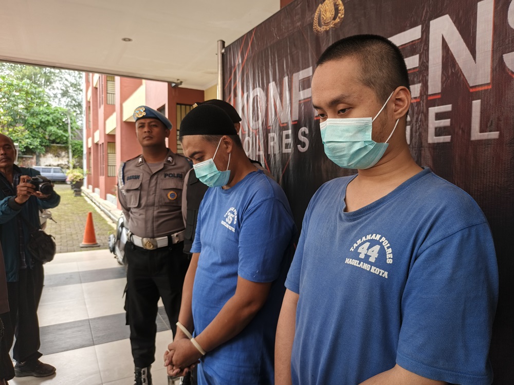 Tersangka AP dan WD, dua pelaku yang membawa kabur dana talangan KSP Mustika sebesar Rp 550 juta.
