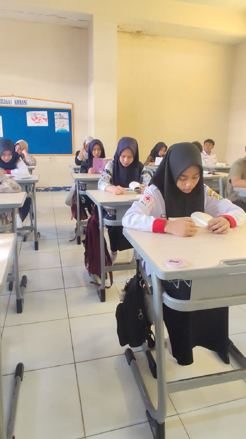 Siswa SMP Mutual Kota Magelang saat membaca buku bersama.