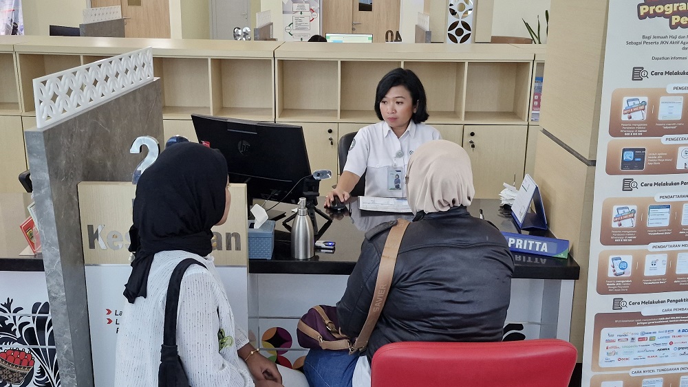 Suasana pelayanan BPJS Kesehatan Cabang Surakarta di MPP Sukoharjo, Senin (20/5/2025).