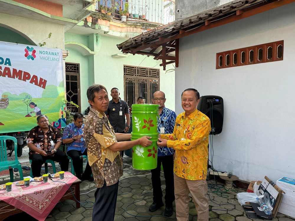 Wakil Wali Kota Magelang dr Sri Harso menyerahkan tong sampah saat membuka program Pemuda Sekolah Sampah yang diinisiasi Dinas Lingkungan Hidup Kota Magelang.