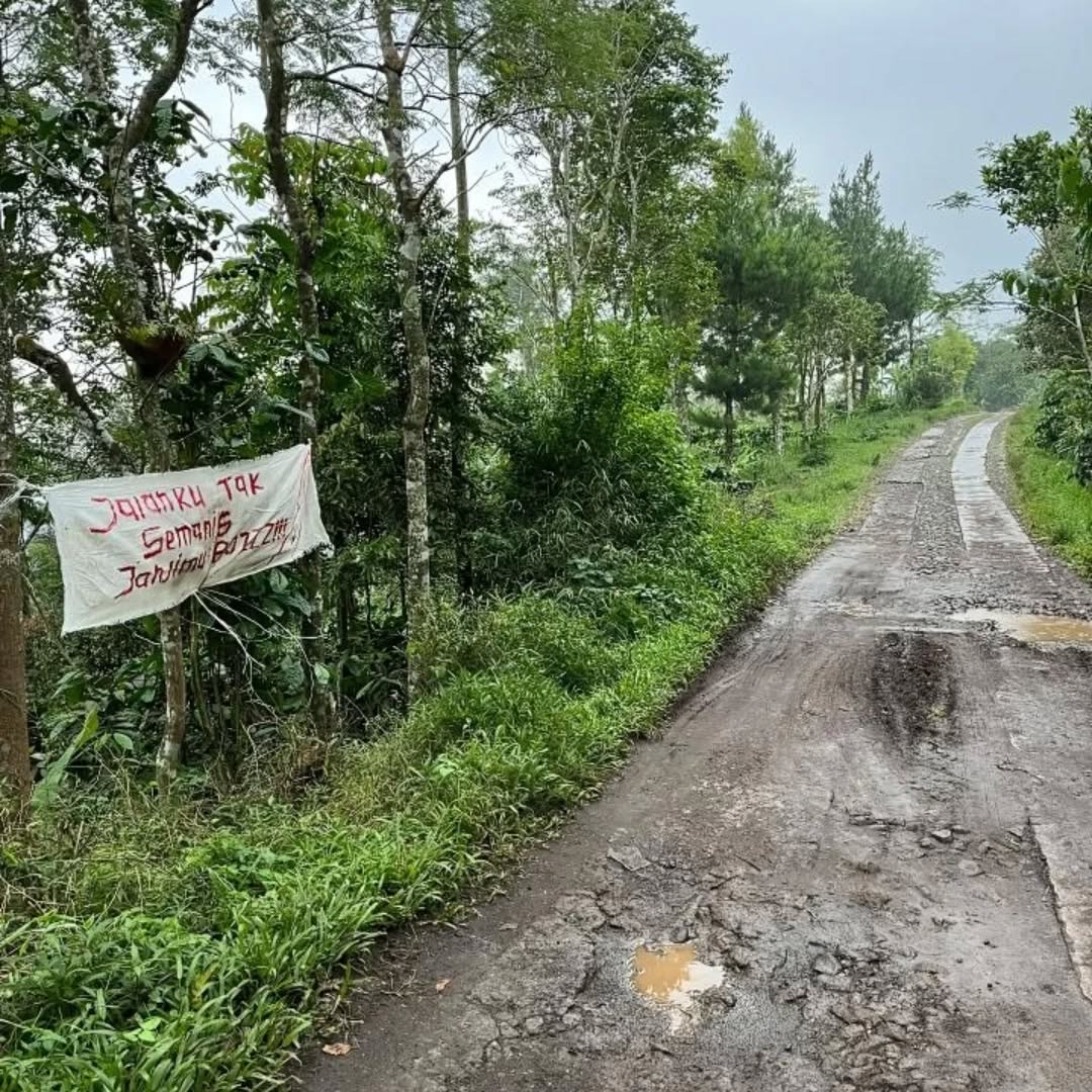 Jalan rusak yang menghubungkan Tlogopucang Kadangan Temanggung dengan Desa Kemitir Sumowono Kabupaten Semarang mendapat protes warga setempat karena tidak kunjung diperbaiki.