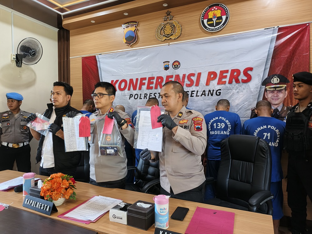 Kapolresta Magelang Kombes Pol Herbin Garbawiyata Jaya Sianipar memberikan keterangan pers pengungkapan kasus penggelapan mobil dan motor dengan kedok sebagai debt collector.
