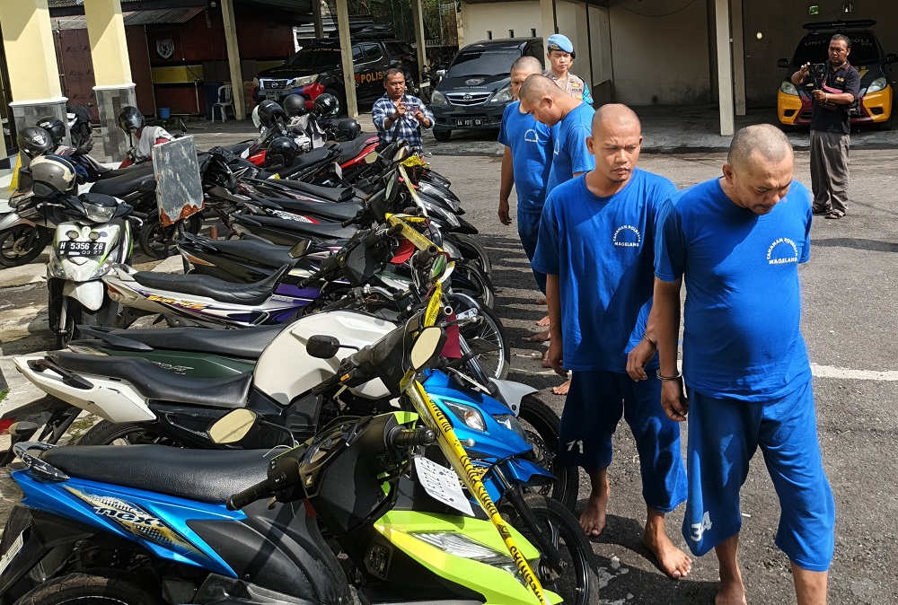 Enam debt collector dan penadah sepeda motor digelandang untuk menunjukkan barang bukti sepeda motor, Rabu (21/5/2025).