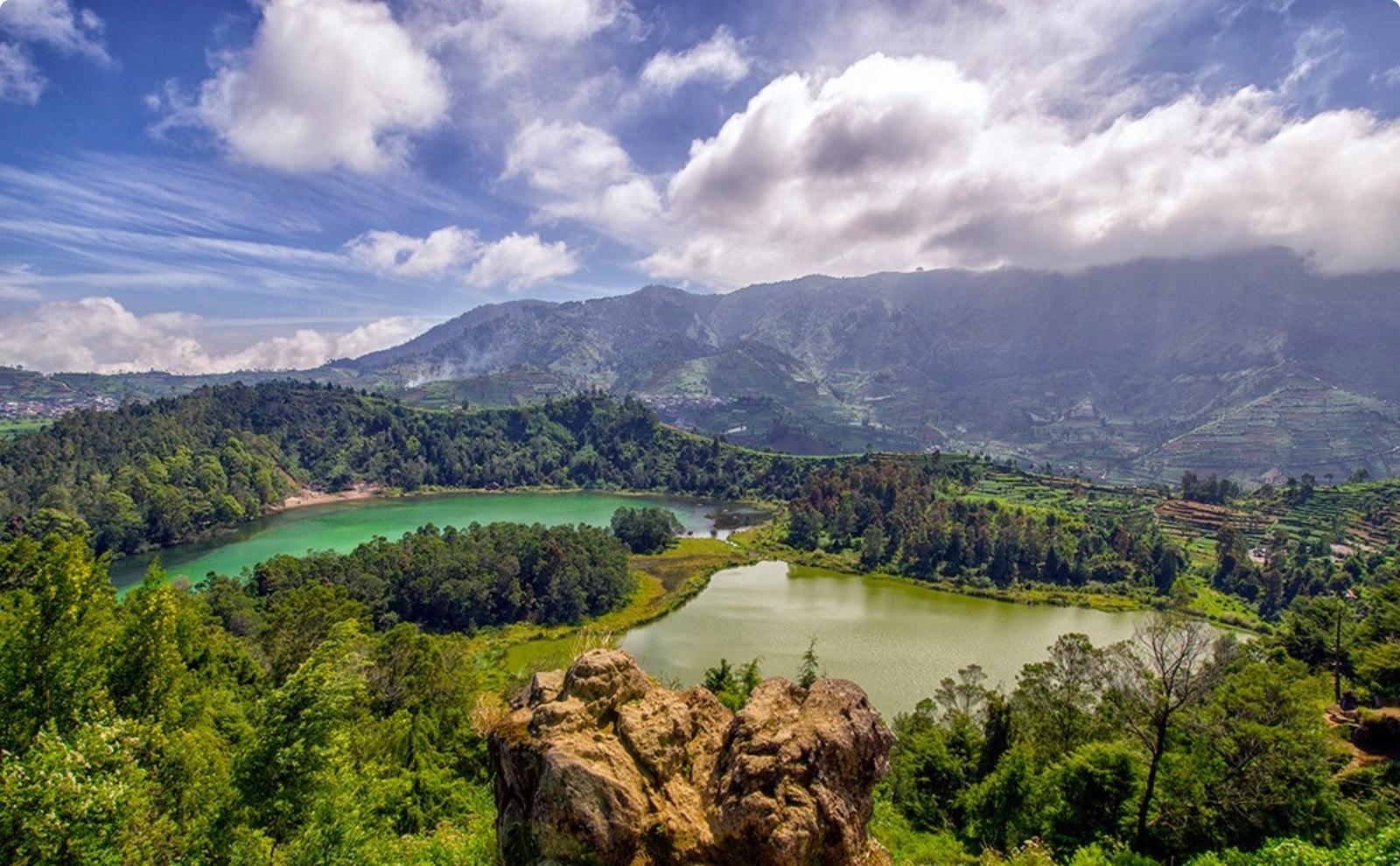 Telaga Warna yang berada di wilayah Dieng Wonosobo. Dataran Tinggi Dieng ditetapkan sebagai Geopark Nasional.