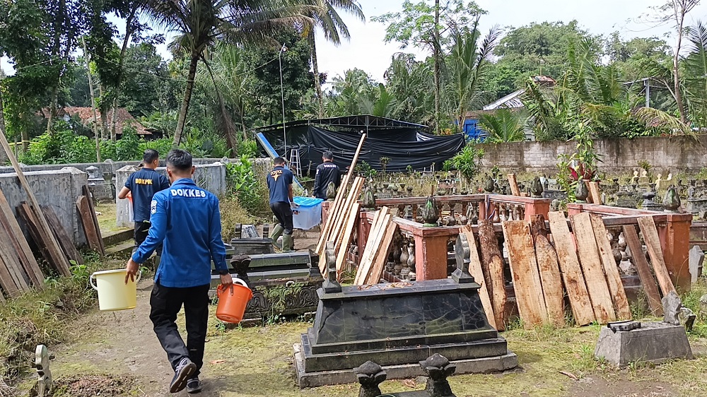 Diduga menjadi korban pembunuhan, makam MN, 55, warga Barisan, Mranggen, Kecamatan Srumbung, Kabupaten Magelang dibongkar, Rabu (21/5/2025).