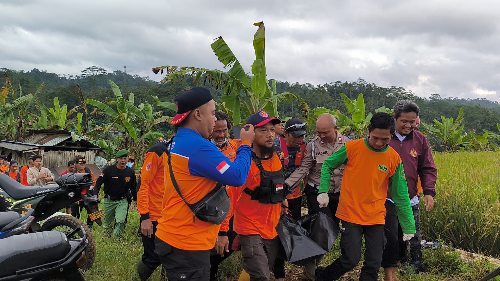 Tim SAR gabungan mengevakuasi jenazah santri Ponpes Hj Maryam yang tenggelam di Sungai Serayu saat mandi Selasa (20/5/2025). Jenazahnya ditemukan Rabu (21/5/2025).