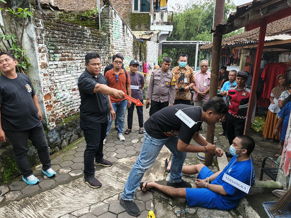 Rekonstruksi kasus perkelahian satu lawan satu berujung penusukan hingga menewaskan Evander, warga Kramat Utara, Magelang Utara, Kamis (22/5/2025).  &nbsp;