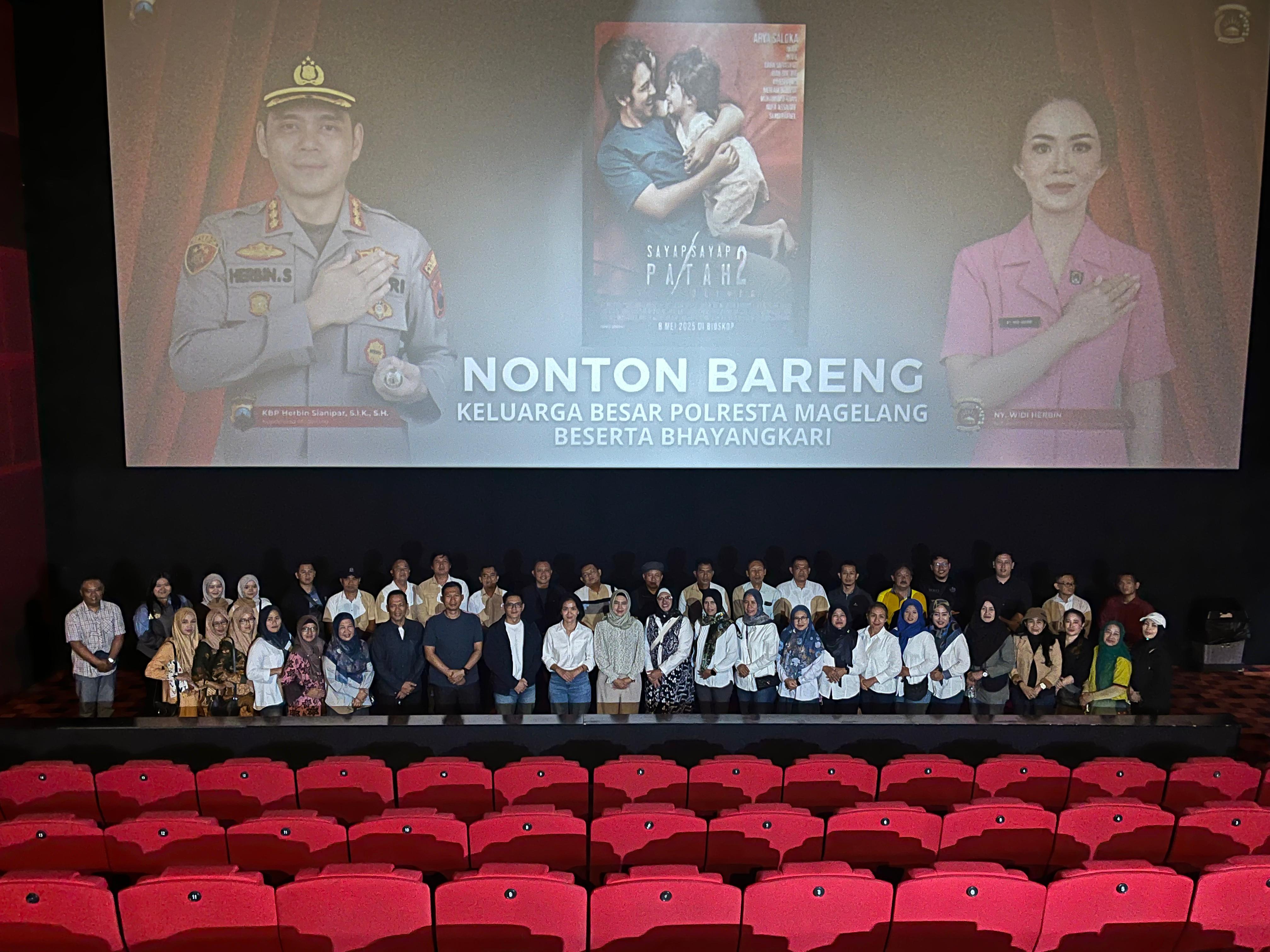 Polresta Magelang bersama sejumlah elemen masyarakat nonton bareng film Sayap-Sayap Patah 2 di bioskop Cineplex Artos Mall Magelang.