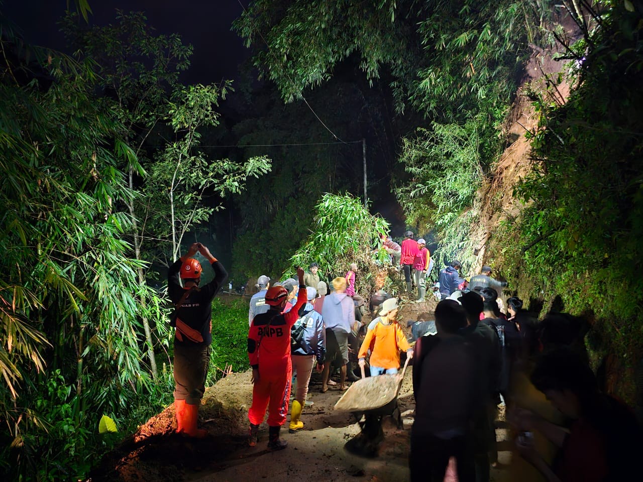 Personel BPBD Temanggung saat menangani kejadian bencana belum lama ini.