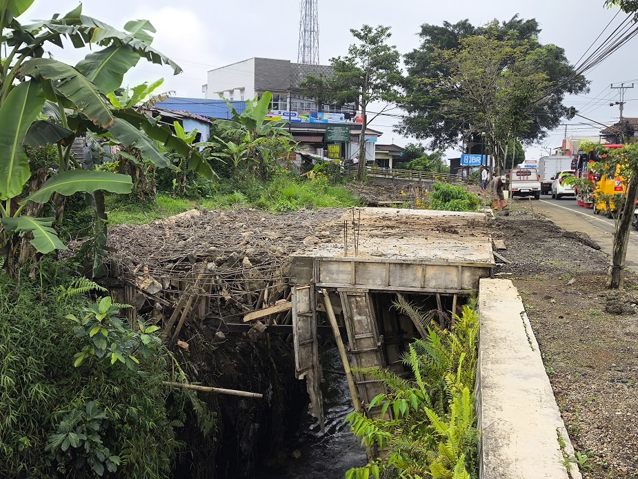 Satu lagi pembongkaran bangunan liar yang berdiri di atas sepadan Sungai Wanganaji di Kelurahan Kalinaget, Wonosobo.