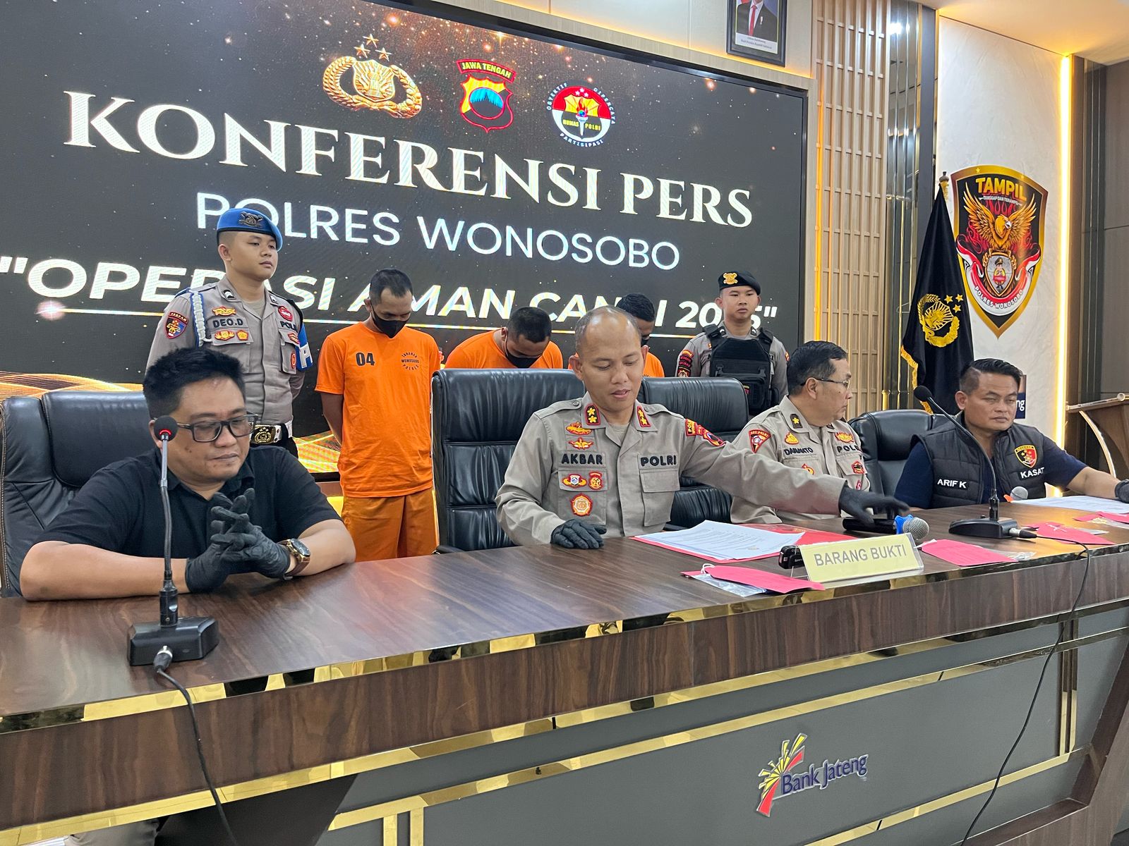 Tiga tersangka yang mengaku sebagai debt collector ditangkap petugas dari Polres Wonosobo. Mereka dihadirkan pada rilis kasus tersebut, Kamis (22/5/2025).