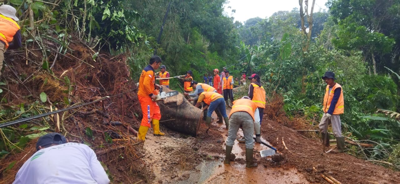 Sejumlah warga dan petugas gabungan saat melakukan penanganan bencana tanah longsor di Temanggung.