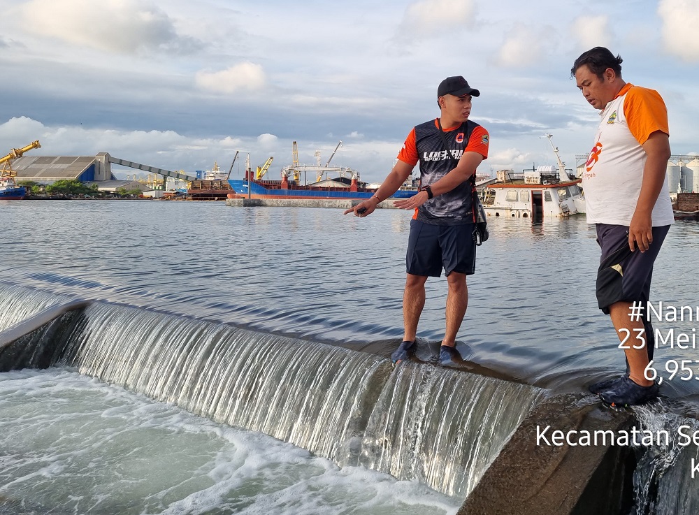 Banjir rob mengakibatkan jebolnya pagar di Pos 1 pelabuhan, Jumat (23/5/2025).