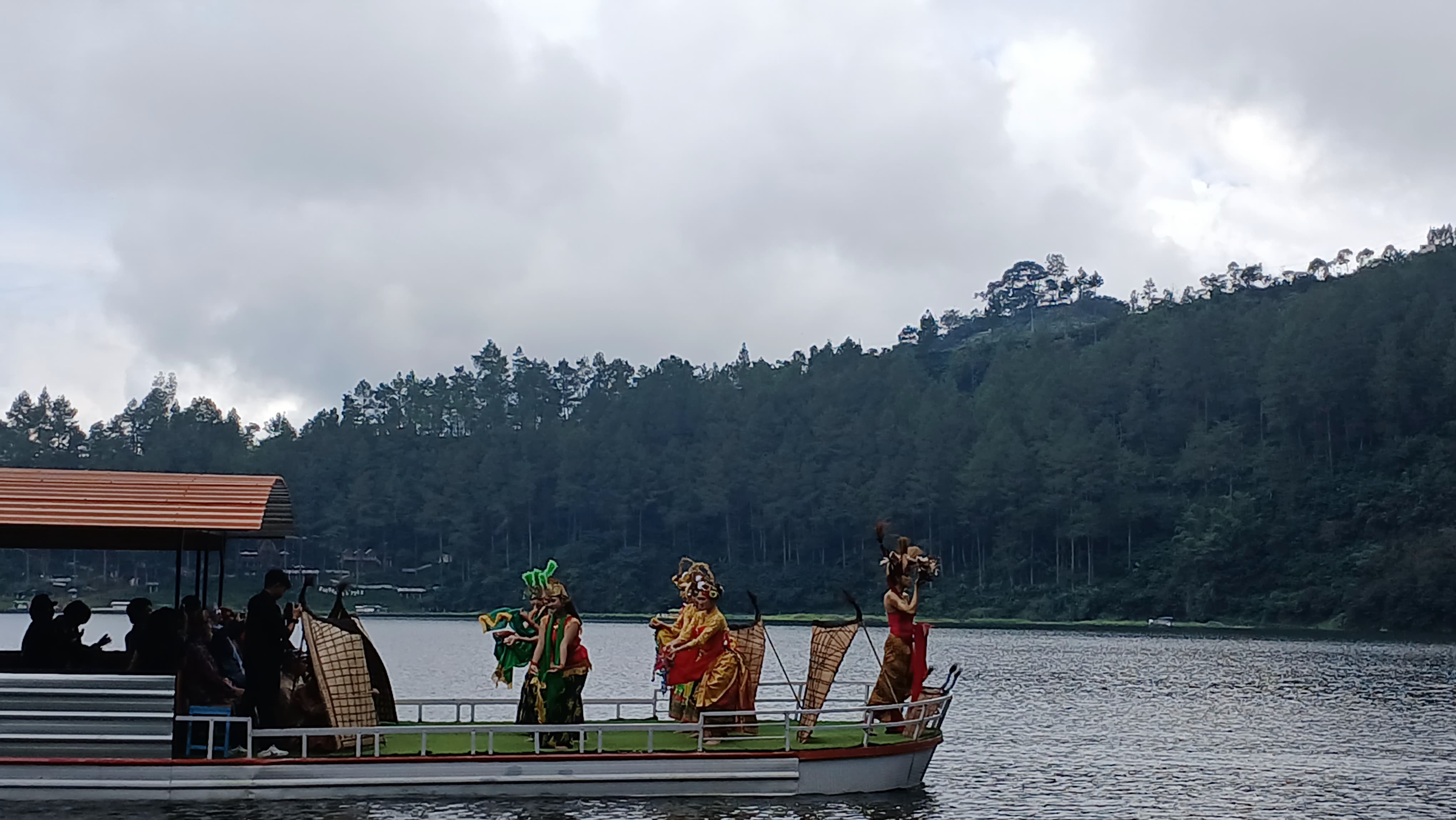 Para penari membawakan topeng lengger di atas perahu di Telaga Menjer Wonosobo.