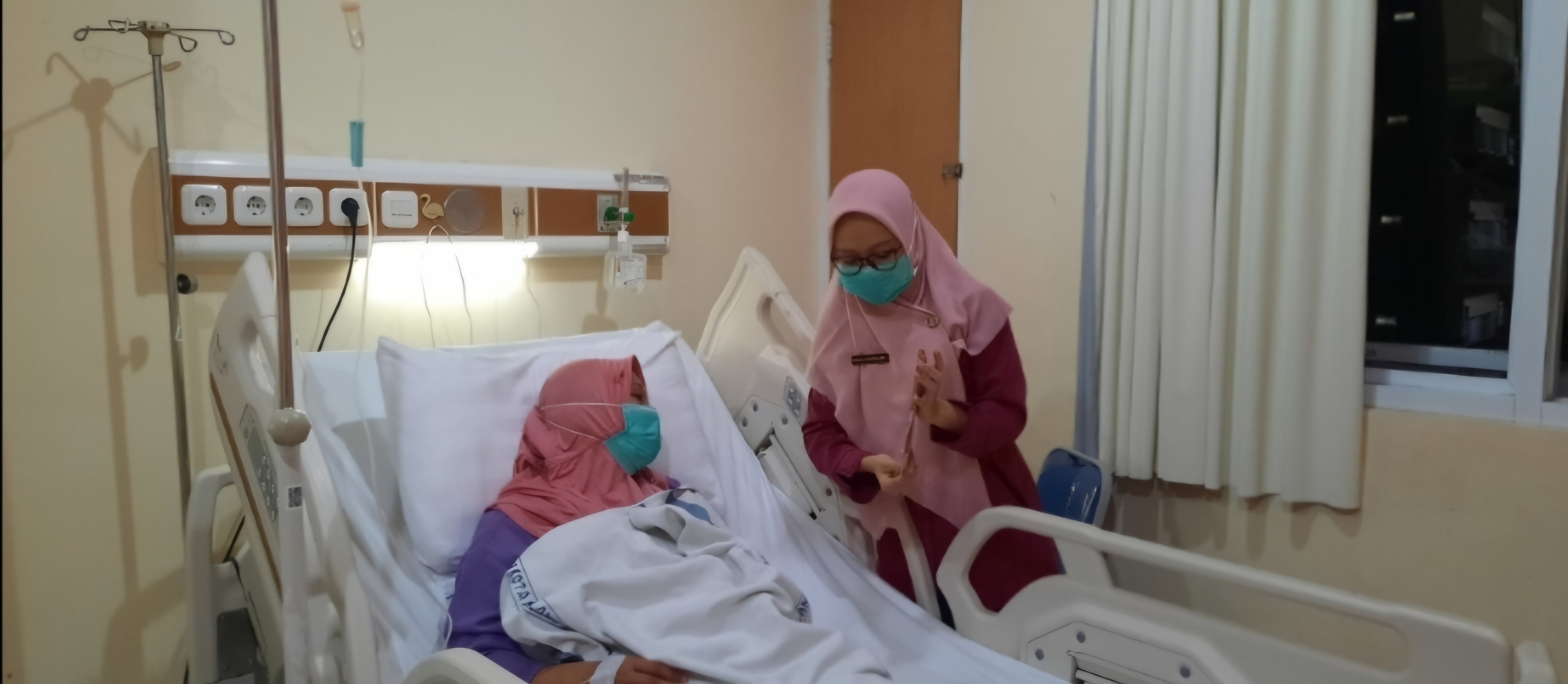 Perawat RSUD Tidar Kota Magelang memberikan edukasi tentang Sahabat Si Manis kepada pasien.