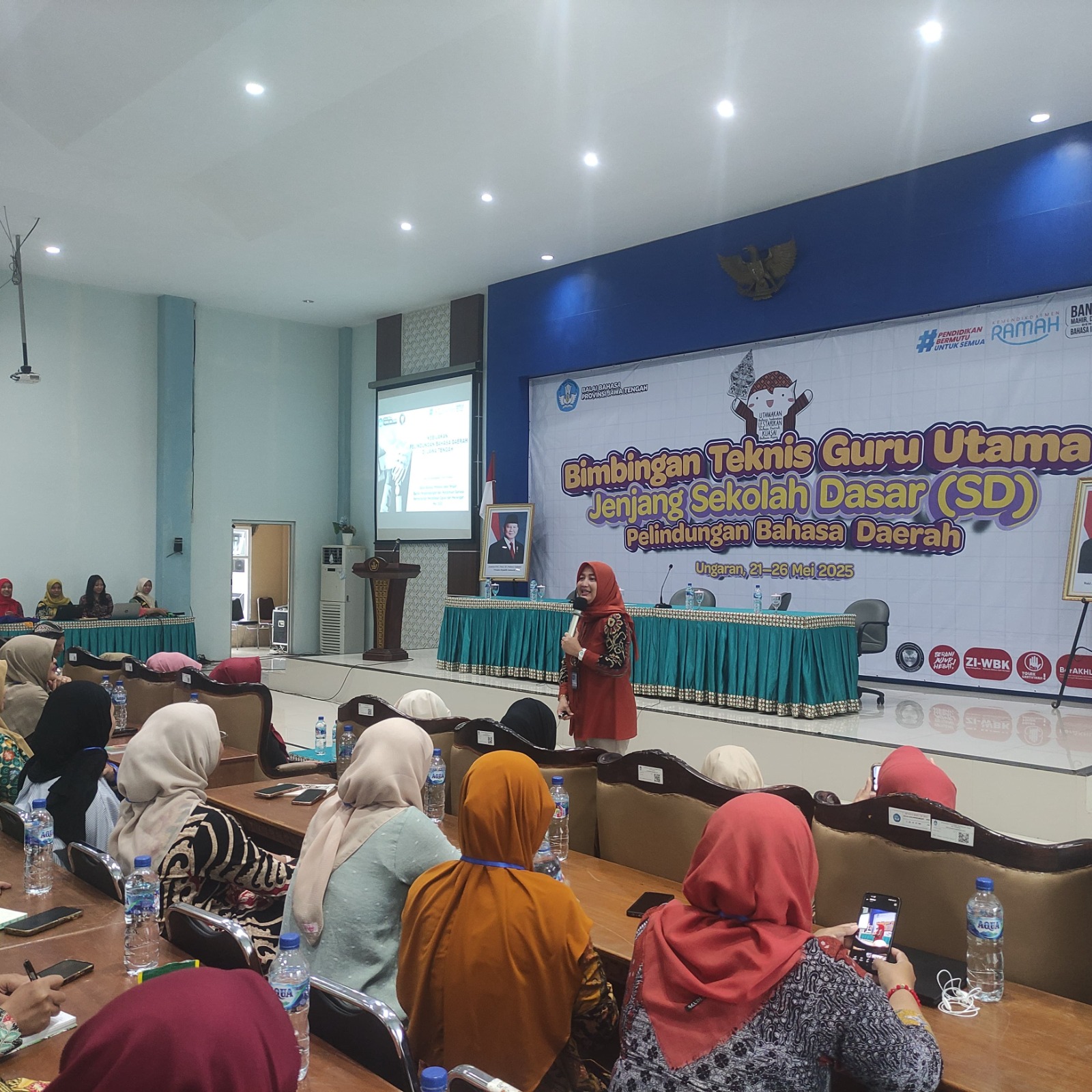 Kepala Balai Bahasa Provinsi Jawa Tengah, Dwi Laily Sukmawati berbicara di depan guru  bahasa daerah.