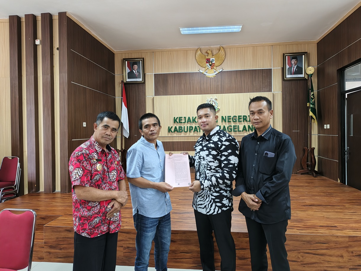 JPU Kejaksaan Negeri Kabupaten Magelang, Naufal Ammanullah serahkan lembar surat restorative justice (RJ), kepada Paryana (hem biru) terkait kasus pencurian HP, Jumat (23/5/2025).