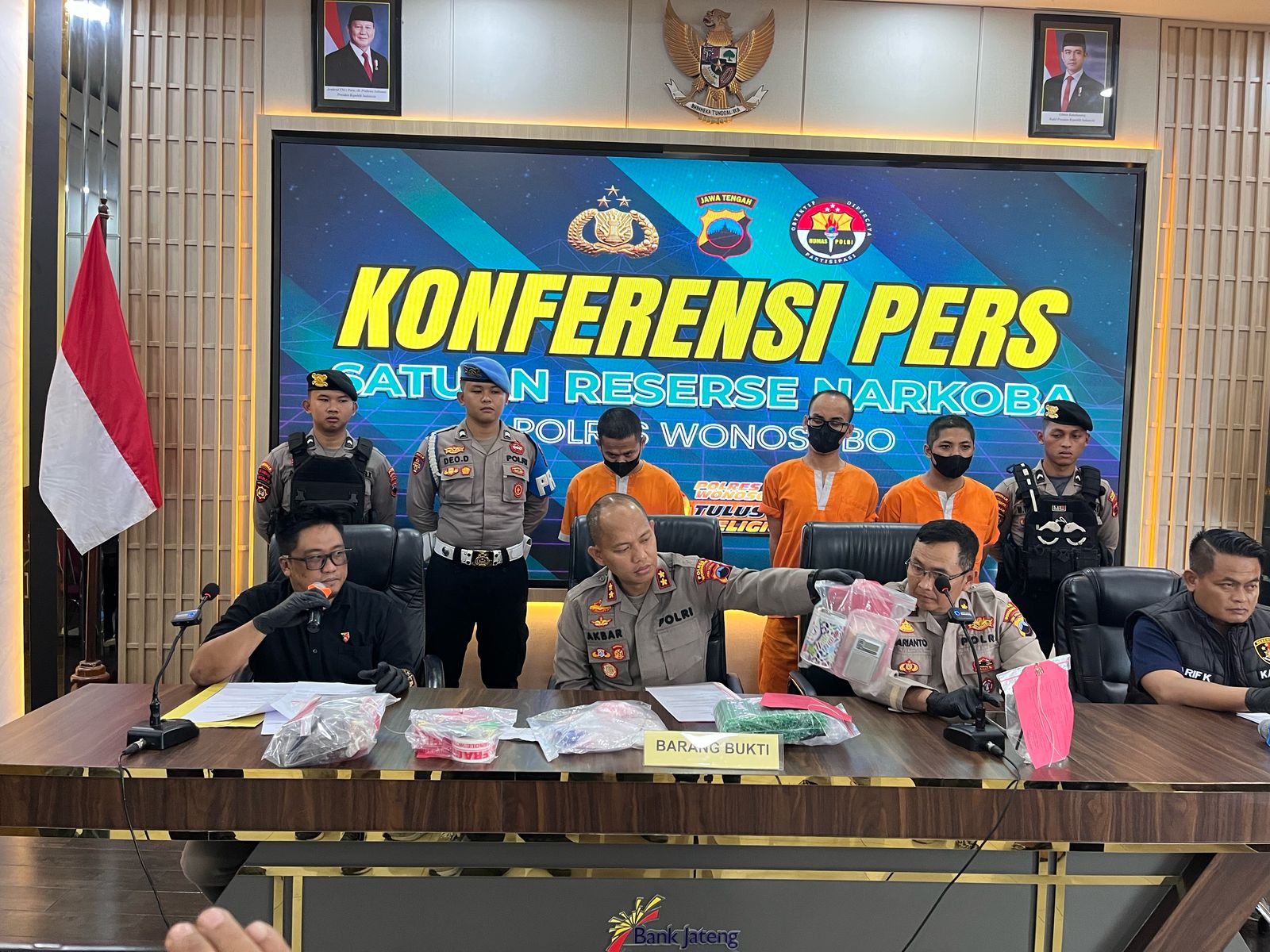 Dua pengedar dan satu pengguna narkoba ditangkap aparat Satresnarkoba Wonosobo.
