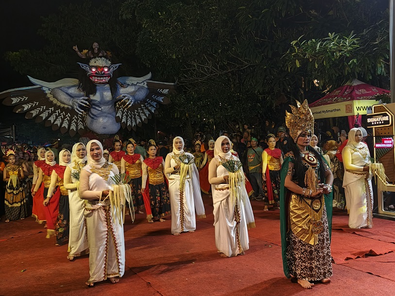 Pertunjukan ogoh-ogoh dan Dewi Bumi dari Dusun Tingal Kulon meriahkan Kirab budaya Desa Wanurejo Ke-19, Kecamatan Borobudur, Kabupaten Magelang pada Jumat (23/5/2025) malam.