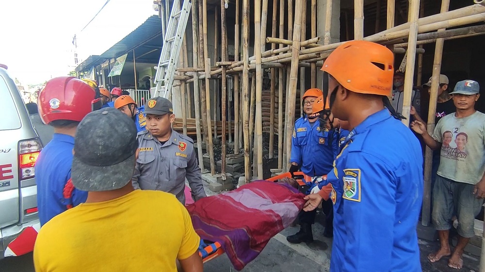 Petugas Damkar Kota Magelang saat mengeevakuasi Warso, 50, pekerja yang tersengat listrik di Kampung Tidar Sawe, Kecamatan Magelang Selatan, Minggu (25/5/2025).